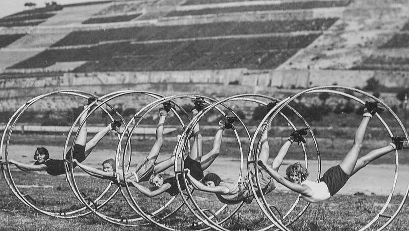 Aus fitten Rh&ouml;nradturnerinnen und -turnern formte Rh&ouml;nrad-Erfinder Otto Feick eine "Mustergruppe", mit der er in Deutschland und auch international auf Werbetour ging.