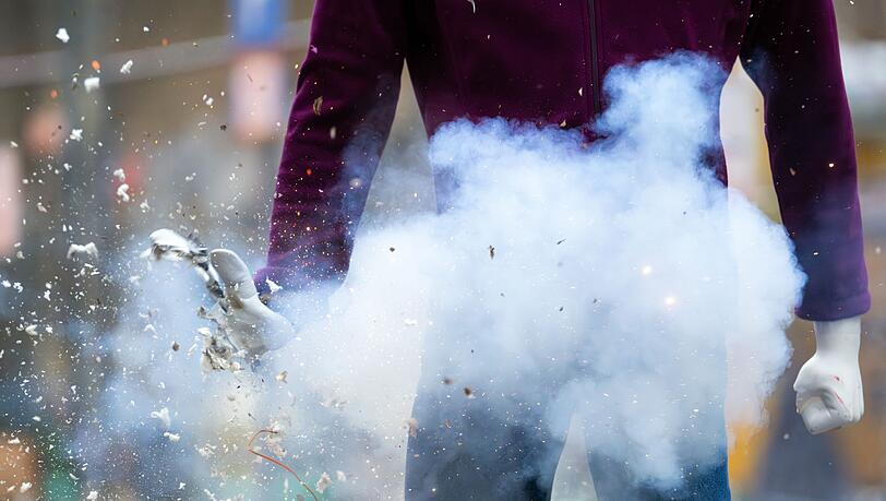Warum die 14-Jährigen mit den Chemikalien für Pyrotechnik hantierten, ist nach wie vor unklar. (Symbolbild) Warum die 14-Jährigen mit den Chemikalien für Pyrotechnik hantierten, ist nach wie vor unklar. (Symbolbild)