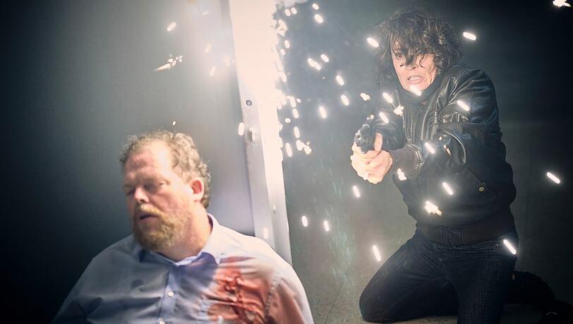 "Tatort: Explosive Mischung": Lena Odenthal (Ulrike Folkerts) muss den leitenden Polizeidirektor Breising (Bernd H&ouml;lscher) aus einer gef&auml;hrlichen Situation befreien.
