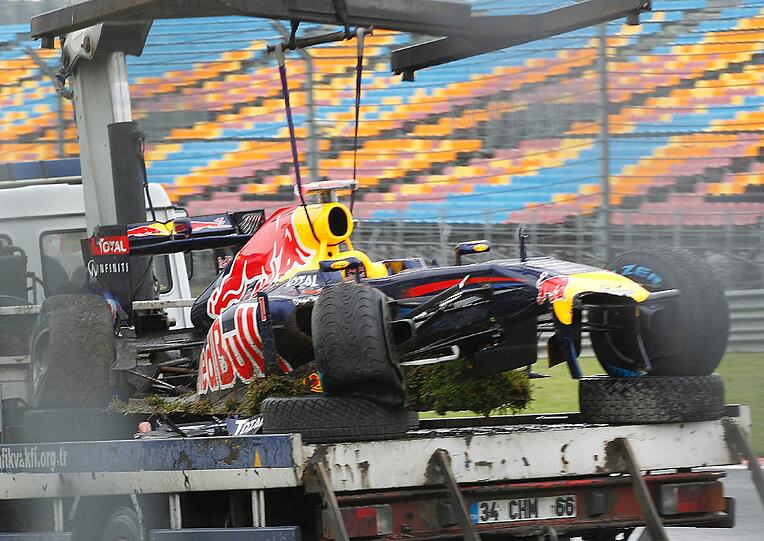 Sebastian Vettel hat im Training seinen Formel-1-Renner an den Randstein gesetzt. Die Bilder