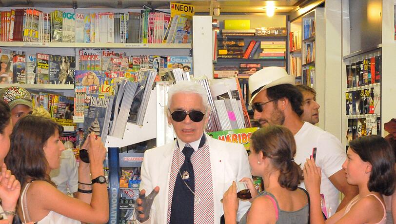 An Sonnen ist bei ihm zwar nicht zu denken, dennoch genießt Karl Lagerfeld seine Ferien in Saint Tropez. Und auch hier ist er von Fans umringt. An Sonnen ist bei ihm zwar nicht zu denken, dennoch genießt Karl Lagerfeld seine Ferien in Saint Tropez. Und auch hier ist er von Fans umringt.