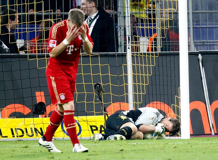BASTIAN SCHWEINSTEIGER: NOTE 4. Erst nach einer Stunde in die Partie geschickt, wollte er ordnen und beruhigen. Ihm fehlt noch Power.