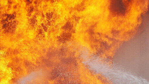 Ein Rentner hat bei Flexarbeiten in einer Werkstatt im niederbayerischen Künzing Feuer gefangen und dabei tödliche Brandverletzungen erlitten. Ein Rentner hat bei Flexarbeiten in einer Werkstatt im niederbayerischen Künzing Feuer gefangen und dabei tödliche Brandverletzungen erlitten.