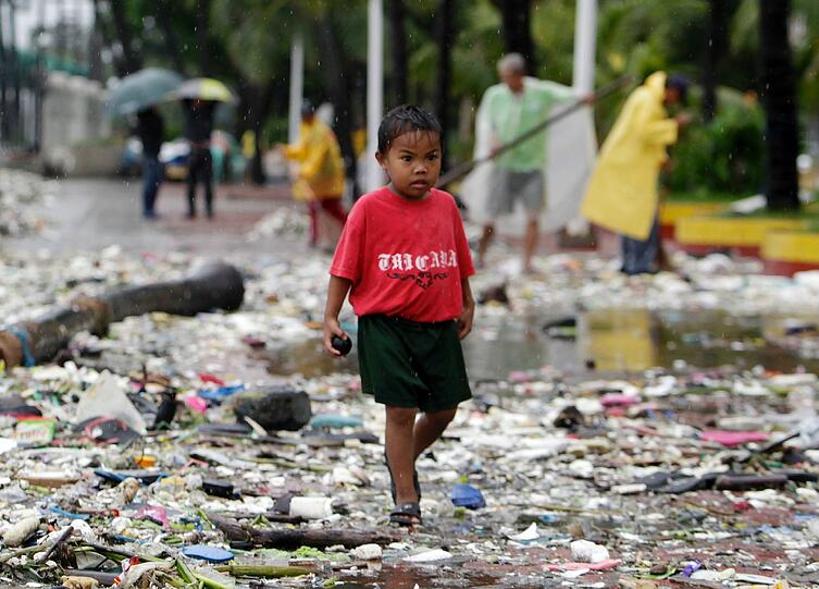 Taifun &bdquo;Nari&ldquo; auf den Philippinen schwere Schäden hinterlassen. Die Bilder.