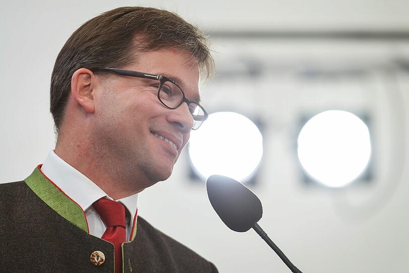 Es hilft, die Dinge nicht zu ernst zu nehmen

Florian Pronold (41), Landesvorsitzender der Bayern-SPD und MdB
"Ich bin das schlechteste Beispiel, denn der äußere Eindruck täuscht. Aber ich glaube, es hilft, die Dinge nicht zu ernst zu nehmen. Ich versuche, regelmäßig ins Fitnessstudio zu gehen und den Rücken zu trainieren. Der Wille ist zwar da, aber wenn ich es eine Zeitlang zwei Mal die Woche zum Sport geschafft habe, werde ich nachlässig. Die Motivation steigt wieder, sobald meine Anzüge der Größe 52 etwas zu eng werden."
