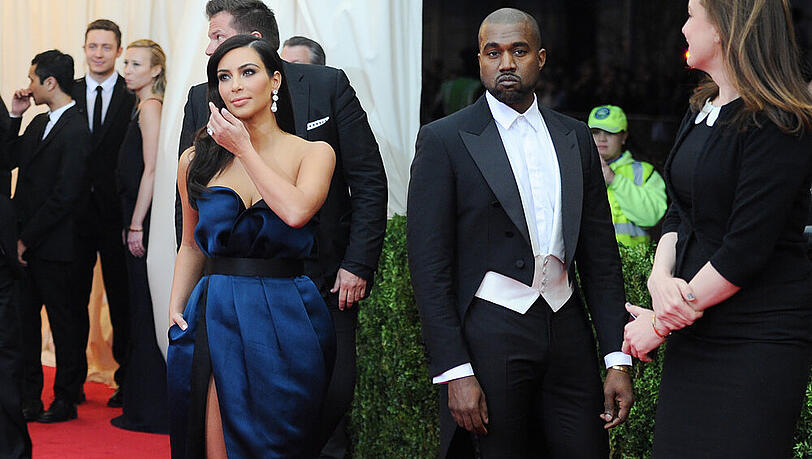 Met Gala: Kim Kardashian zeigt Bein Met Gala: Kim Kardashian zeigt Bein