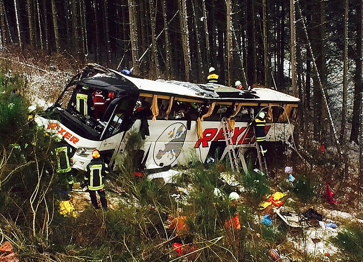 Bei dem schweren Reisebus-Unfall auf der A4 bei Bad Hersfeld sind vier Menschen gestorben. 40 weitere Insassen wurden verletzt.