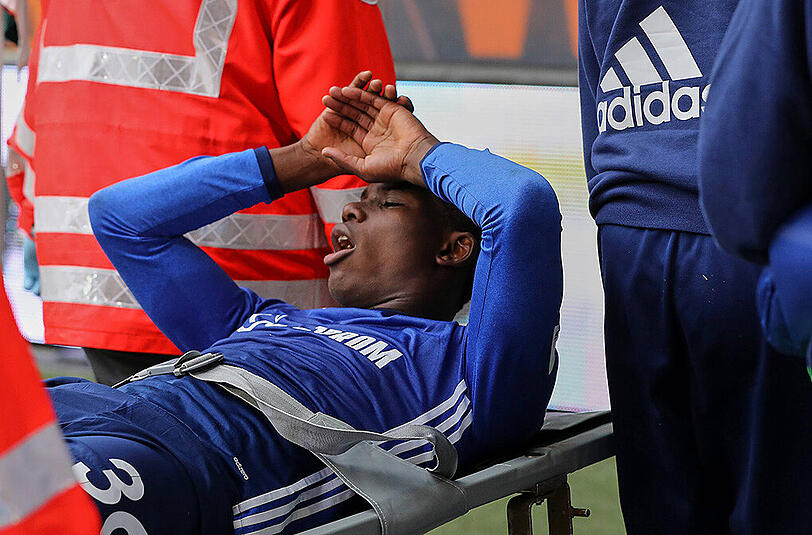 Breel Embolo musste mit einer Trage vom Platz transportiert und ins Krankenhaus gebracht werden.