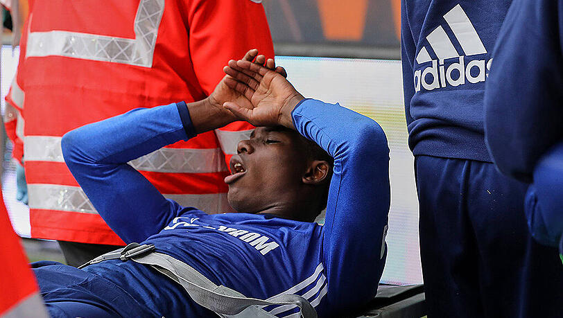 Breel Embolo musste mit einer Trage vom Platz transportiert und ins Krankenhaus gebracht werden. Breel Embolo musste mit einer Trage vom Platz transportiert und ins Krankenhaus gebracht werden.
