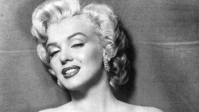 Die Villa, in der Marilyn Monroe vor 55 Jahren tot aufgefunden wurde, steht zum Verkauf. 6,9 Millionen Dollar (rund 6,4 Millionen Euro) soll der künftige Besitzer nach Angaben der Maklerfirma Mercer Vine dafür bezahlen. Die Villa, in der Marilyn Monroe vor 55 Jahren tot aufgefunden wurde, steht zum Verkauf. 6,9 Millionen Dollar (rund 6,4 Millionen Euro) soll der künftige Besitzer nach Angaben der Maklerfirma Mercer Vine dafür bezahlen.