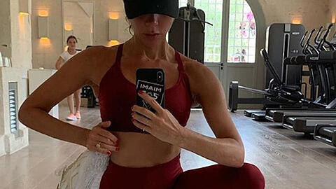 Victoria Beckham hält sich mit Yoga fit