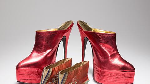 "Rucke di guh, Blut ist im Schuh": Schuhe für Lotosfüße, um 1900 Plateau-Heels, 1989