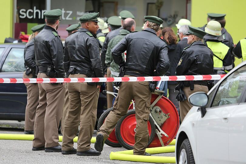 SEK-Einsatz! Polizei findet nach Waffen-Kontrolle Toten in der Holzstraße. Die Bilder vom Einsatz...