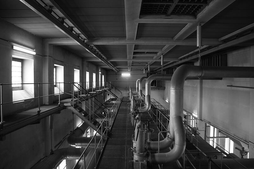 So sah es in dem alten Heizkraftwerk vor dem Rückbau und dem anschließenden Club-Ausbau aus. Damals reichten die Treppen und Maschinen fast bis an die Decke der hohen Halle.