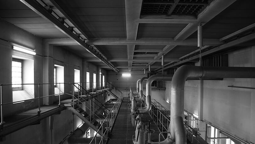 So sah es in dem alten Heizkraftwerk vor dem Rückbau und dem anschließenden Club-Ausbau aus. Damals reichten die Treppen und Maschinen fast bis an die Decke der hohen Halle. So sah es in dem alten Heizkraftwerk vor dem Rückbau und dem anschließenden Club-Ausbau aus. Damals reichten die Treppen und Maschinen fast bis an die Decke der hohen Halle.