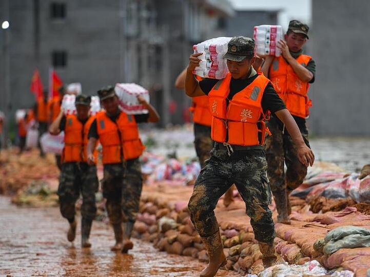 Die schlimmsten Regenfälle seit mehr als einem halben Jahrhundert haben in China schwere Überschwemmungen ausgelöst.