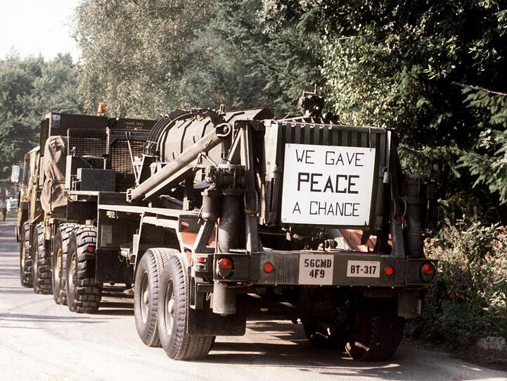 Die ersten Pershing-II-Raketen werden 1988 gemäß dem INF-Abkommen zwischen den USA und der UdSSR vom Stationierungsort Waldheide bei Heilbronn abtransportiert.