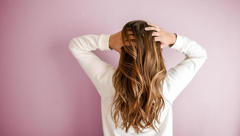 Im Vergleich zu einer herkömmlichen Haarverlängerung sind Clip in Extensions relativ günstig, wobei die Qualität sehr hoch ist.