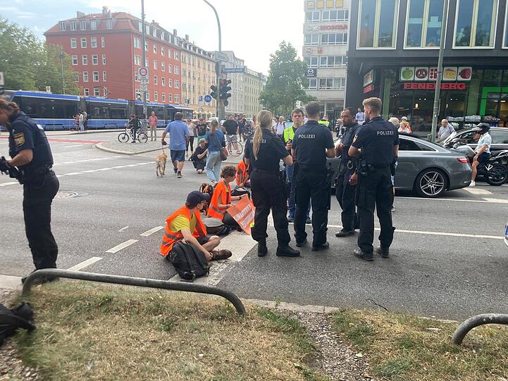 Trappentreustraße: Auch am Freitag klebten wieder Münchner Klima-Aktivisten der Gruppe "Letzte Generation" auf der Fahrbahn.