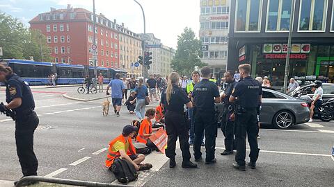 Trappentreustraße: Auch am Freitag klebten wieder Münchner Klima-Aktivisten der Gruppe "Letzte Generation" auf der Fahrbahn.