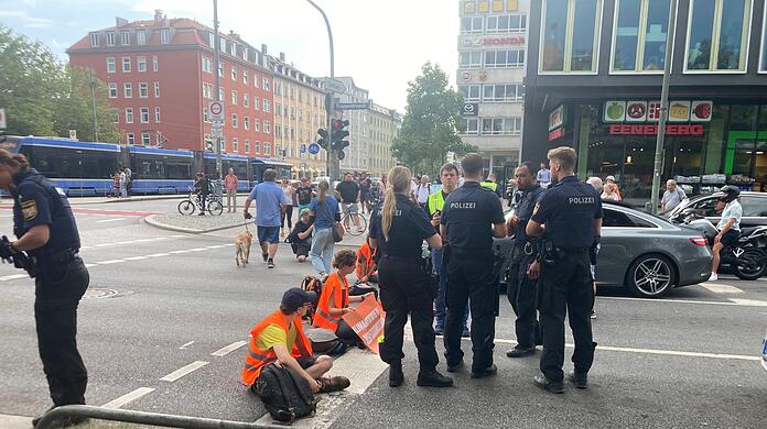 Trappentreustraße: Auch am Freitag klebten wieder Münchner Klima-Aktivisten der Gruppe "Letzte Generation" auf der Fahrbahn.