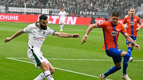 Der Gladbacher Frank Honorat (l) kommt gegen Emir Karic zum Flanken.