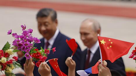 Mit Blumen und F&auml;hnchen empfingen chinesische Kinder den Gast aus Moskau.