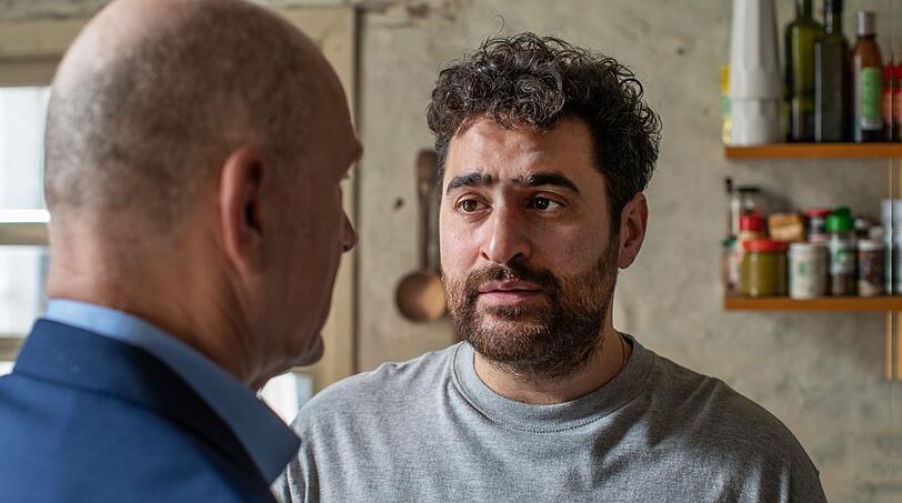 Uğur Kaya (rechts) spielt in "Heute f&auml;ngt mein neues Leben an" (Freitag, 7. August, 20.15 Uhr, im Ersten) an der Seite von G&ouml;tz Schubert einen Taxifahrer mit Helfersyndrom.