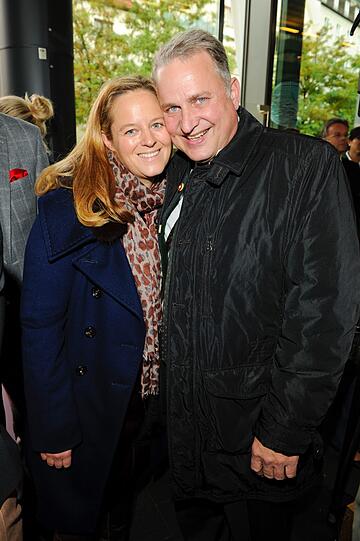 Auch Wiesn-Wirt Christian Schottenhamel ist mit Johanna Halser vorbei gekommen, um einen Blick auf die neue Schranne zu werfen.