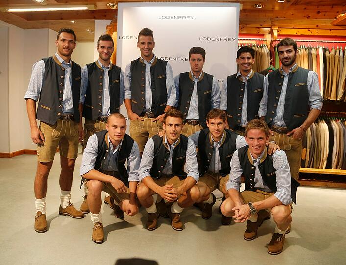 Die Neu-Löwen werden fit für die Wiesn gemacht und bekommen Lederhosen bei Lodenfrey verpasst. Die AZ war bei den Anprobe dabei. Die Bilder