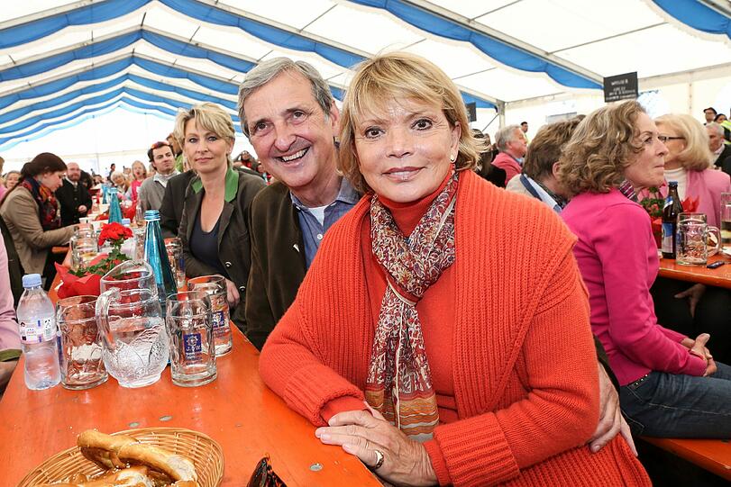 Bei der Eröffnung am Biertisch: Uschi Glas mit Ehemann Dieter Hermann und Claudia Jung (im Hintergund).