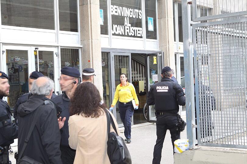 Ein 13-Jähriger hat in Barcelona einen Lehrer mit einer Armbrust erschossen! Bilder vom Polizeieinsatz.