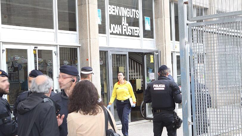Ein 13-Jähriger hat in Barcelona einen Lehrer mit einer Armbrust erschossen! Bilder vom Polizeieinsatz. Ein 13-Jähriger hat in Barcelona einen Lehrer mit einer Armbrust erschossen! Bilder vom Polizeieinsatz.