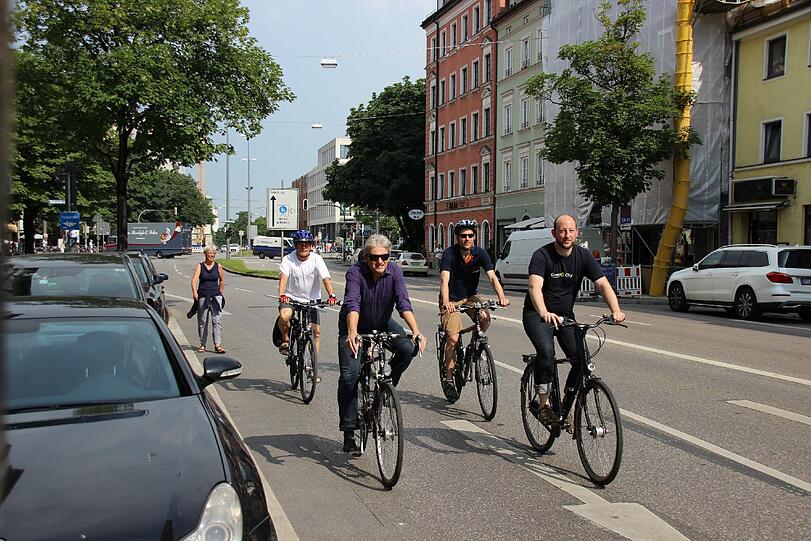 Strampeln gegen die ihrer Meinung nach unzureichende &bdquo;Schmalspurlösung&ldquo; für Radler auf der Rosenheimer Straße (v. l.): Stadträtin Lydia Dietrich, Günther Benda (ADFC), Stadtrat Paul Bickelbacher, Andreas Groh (ADFC) und Andreas Schuster (Green City).