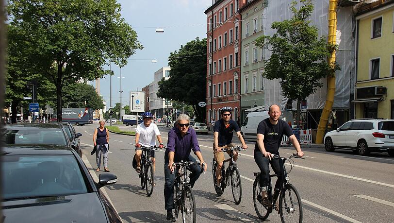 Strampeln gegen die ihrer Meinung nach unzureichende „Schmalspurlösung“ für Radler auf der Rosenheimer Straße (v. l.): Stadträtin Lydia Dietrich, Günther Benda (ADFC), Stadtrat Paul Bickelbacher, Andreas Groh (ADFC) und Andreas Schuster (Green City). Strampeln gegen die ihrer Meinung nach unzureichende „Schmalspurlösung“ für Radler auf der Rosenheimer Straße (v. l.): Stadträtin Lydia Dietrich, Günther Benda (ADFC), Stadtrat Paul Bickelbacher, Andreas Groh (ADFC) und Andreas Schuster (Green City).