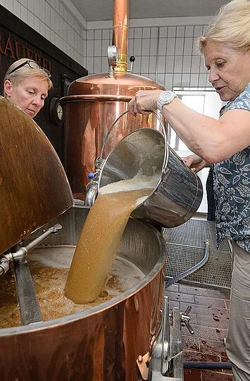 "Brauen, nur für Frauen!": Die Bilder vom speziellen Bierbrau-Seminar in Unterfranken.