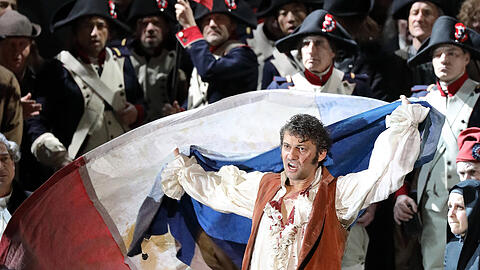 Noch schwingt Jonas Kaufmann als Andrea Chénier die Trikolore.