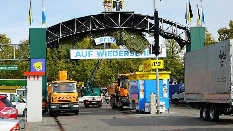 Bereits am Tag nach dem Wiesn-Kehraus haben die Abbau- und Aufräumarbeiten auf dem Oktoberfestgelände begonnen.