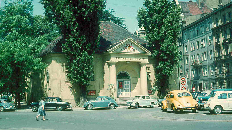 Hübsche Oldtimer-Ansammlung am Marionetten-Theater.