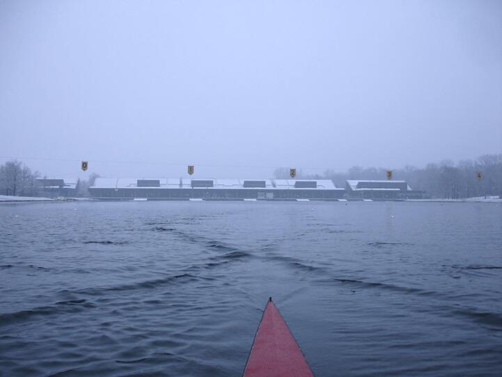 Eine winterliche Idylle frühmorgens auf dem Wasser der Regattastrecke in Feldmoching: Dabei war gerade erst Ostern.