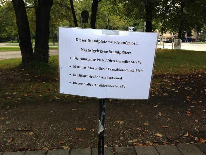 Trotz der Hinweise auf alternative Standorte, wird hier noch immer Müll abgeladen.