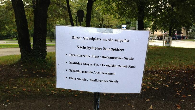 Trotz der Hinweise auf alternative Standorte, wird hier noch immer Müll abgeladen.