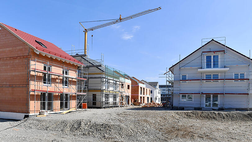 Eine Baustelle mit Neubauten in Feldkirchen, östlich von München: Auch hier wird's schon sehr teuer.