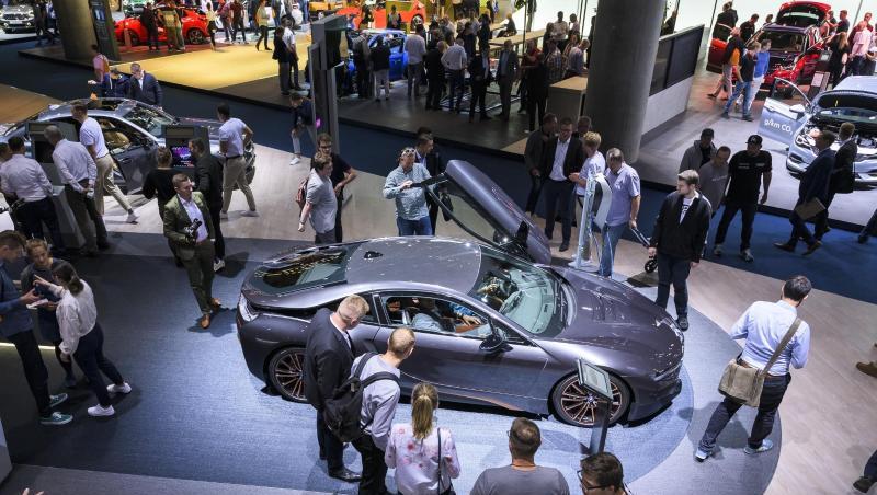Besucher der IAA schauen sich auf dem Messestand von BMW um. Besucher der IAA schauen sich auf dem Messestand von BMW um.