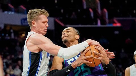 Moritz Wagner (l) war einer der Orlando-Sieggaranten gegen die Charlotte Hornets.