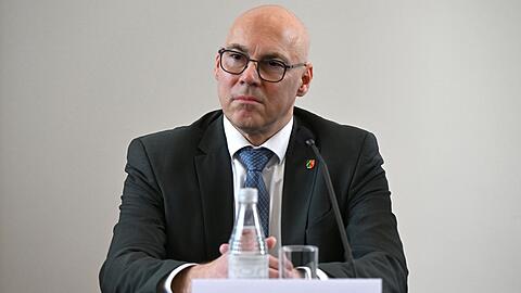 Die Staatsanwaltschaft Wuppertal ermittelt gegen einen Firmenmitarbeiter, der elf Millionen Euro Schmiergeld kassiert haben soll. (Archivbild)