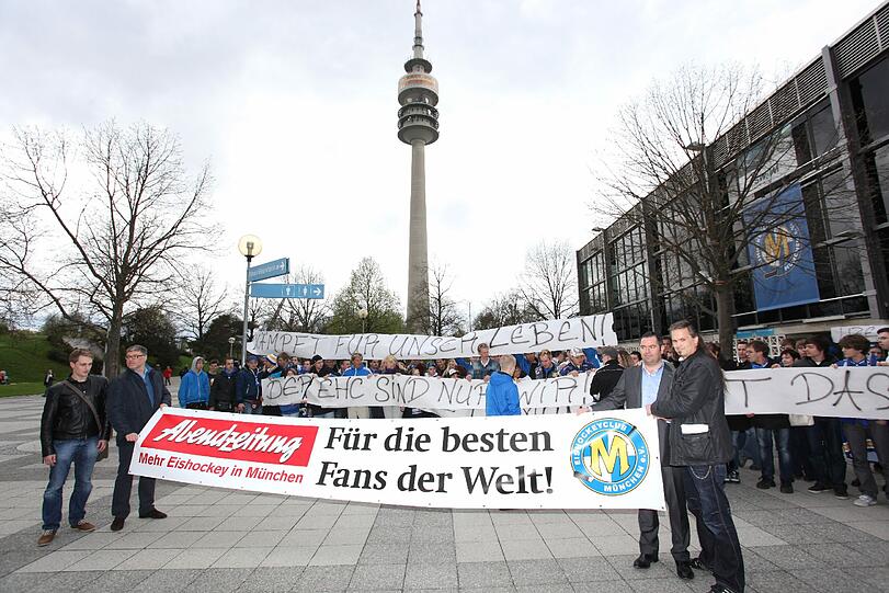 Demo für Eishockey in München: EHC-Trainer Pat Cortina (2.v.l.) und Manager Christian Winkler (2.v.r.) mit den AZ-Reportern Gregor Röslmaier (l.) und Matthias Kerber (r.).