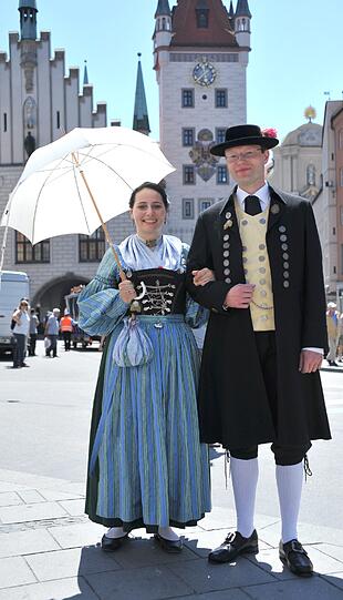 Die historische Tracht dieser beiden ist zwar noch nicht ganz so alt, aber immerhin von 1820.