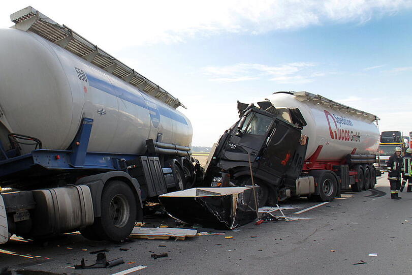 Bilder des dramatischen Verkehrsunfalls mit 4 Sattelzügen.