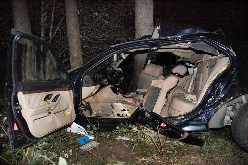 Zwei junge Männer (23 und 24 Jahre alt) rasen in Vilsbiburg in den Tod: Ihr Wagen war von der Straße abgekommen und dann gegen mehrere Bäume geprallt. Die Bilder vom Unfall.